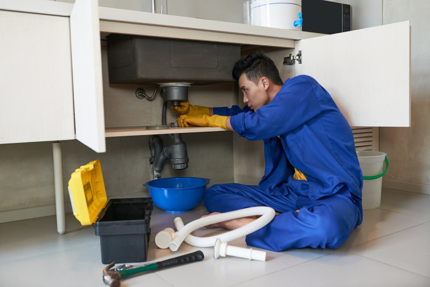 Plumbing services: cleaning and maintenance
